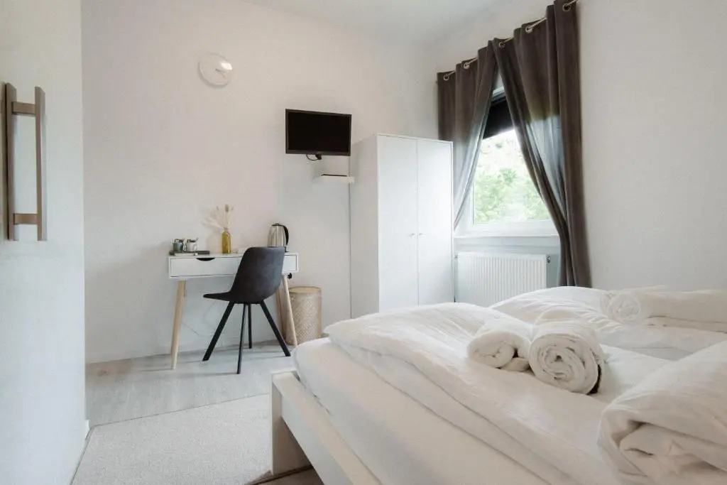 Komfortables Hotelzimmer mit Doppelbett