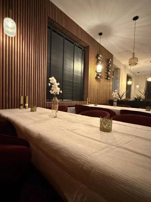 Zimmerdetail mit Nachttisch und Lampe